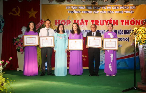 Phó chủ tịch UBND tỉnh Nguyễn Hòa Hiệp trao Bằng khen của UBND tỉnh cho các cá nhân, tập thể có nhiều đóng góp.
