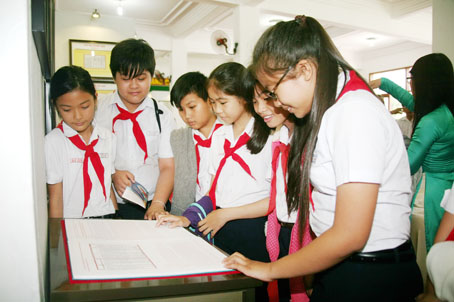 Học sinh TP.Biên Hòa tham quan tại Bảo tàng Đồng Nai.