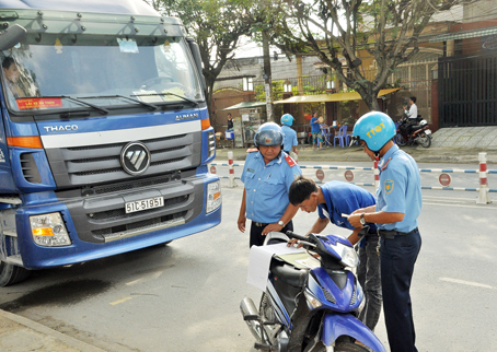 Một tài xế xe tải bị xử phạt vì lỗi vi phạm chạy vào khung giờ cấm trên đường Huỳnh Văn Nghệ (phường Bửu Long, TP.Biên Hòa). 