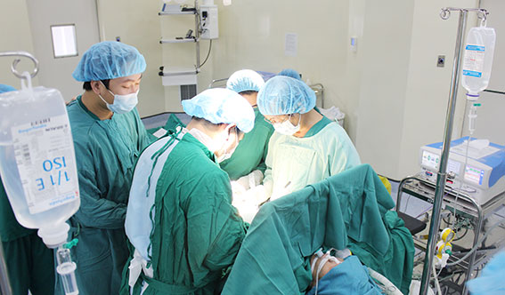  Ê - kíp phẫu thuật cắt túi mật cho bệnh nhân Ngô Hồng Đức. Ảnh: CTV.