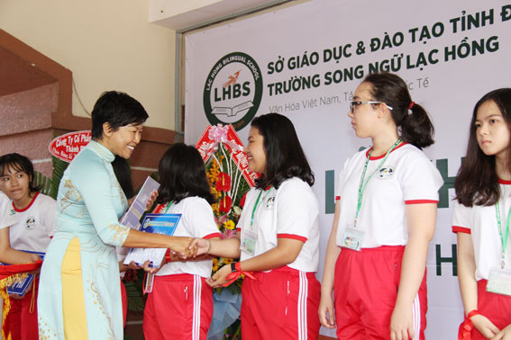 Tiến sĩ Đỗ Thị Lan Đài Chủ tịch HĐQT, Hiệu trưởng Trường song ngữ Lạc Hồng trao thưởng cho học sinh.