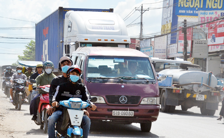 Kẹt xe thường xuyên xảy ra trên đường Bùi Văn Hòa (TP.Biên Hòa), đoạn vào Khu công nghiệp Long Bình.