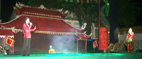 Sự kết hợp hình nhân và người thật cùng biểu diễn trên sân khấu múa rối nước của Nhà hát nghệ thuật truyền thống Đồng Nai. Ảnh: V. Truyên