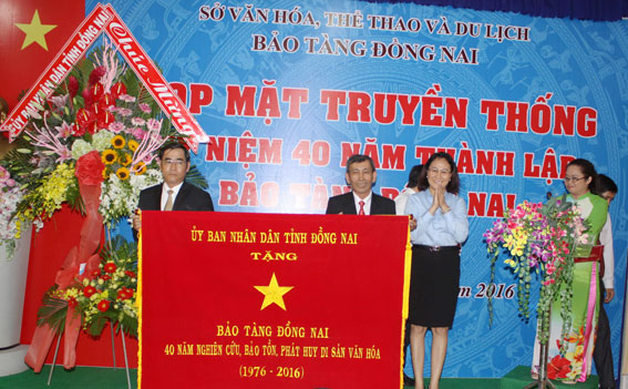 Bảo tàng Đồng Nai đón nhận bức trướng của UBND tỉnh trao tặng.