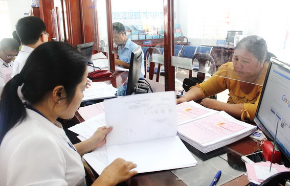 Công chức Bộ phận một cửa liên thông hiện đại UBND huyện Xuân Lộc trả kết quả hồ sơ cho người dân