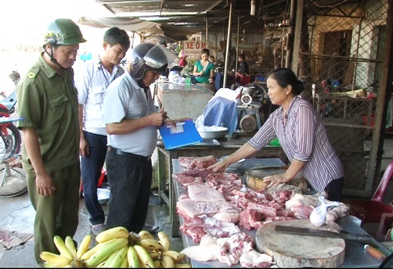 Đoàn liên ngành huyện Trảng Bom kiểm hộ  buôn bán thực phẩm gia súc