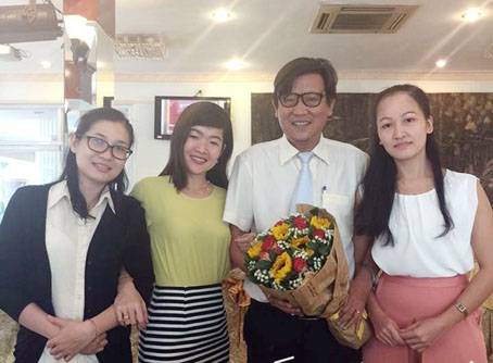 Học trò thời dạy Trường THCS Xuân Tân (TX.Long Khánh) của nhà văn Nguyễn Một về tặng hoa cho thầy nhân Ngày 20-11.