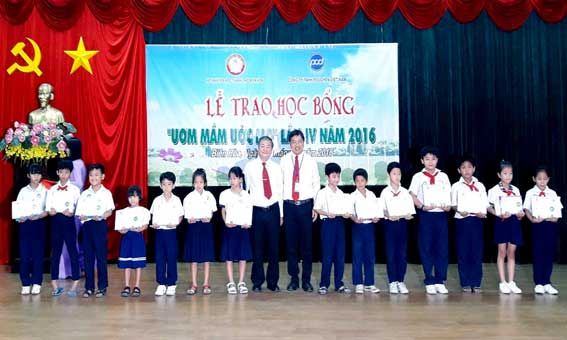Đại diện Công ty PouChen Việt Nam trao học bổng cho các em học sinh nghèo vượt khó. 