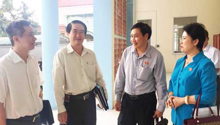 Các đại biểu Quốc hội Phan Thị Mỹ Thanh và Bùi Xuân Thống (thứ hai từ phải sang) trao đổi với lãnh đạo TP.Biên Hòa sau buổi tiếp xúc cử tri.