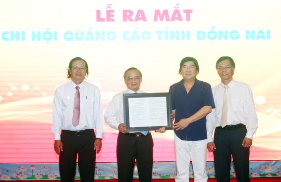 Ông Trần Ngọc Bích, Chi hội trưởng Chi hội Quảng cáo tỉnh Đồng Nai (thứ hai từ trái qua) cùng các thành viên của chi hội nhận quyết định thành lập