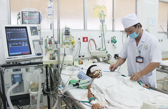Bé Đinh Nguyễn Ngọc Tuyên đang được điều trị tích cực tại Bệnh viện nhi đồng Đồng Nai. 
