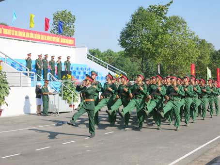Lực lượng vũ trang tỉnh ra quân huấn luyện năm 2016.