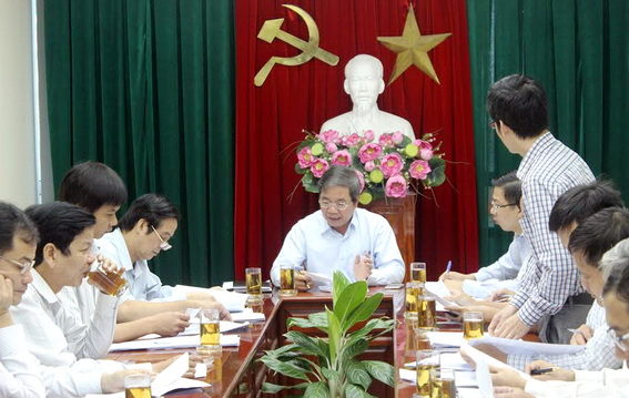 Phó chủ tịch UBND tỉnh Nguyễn Quốc Hùng (trái) chủ trì buổi làm việc 