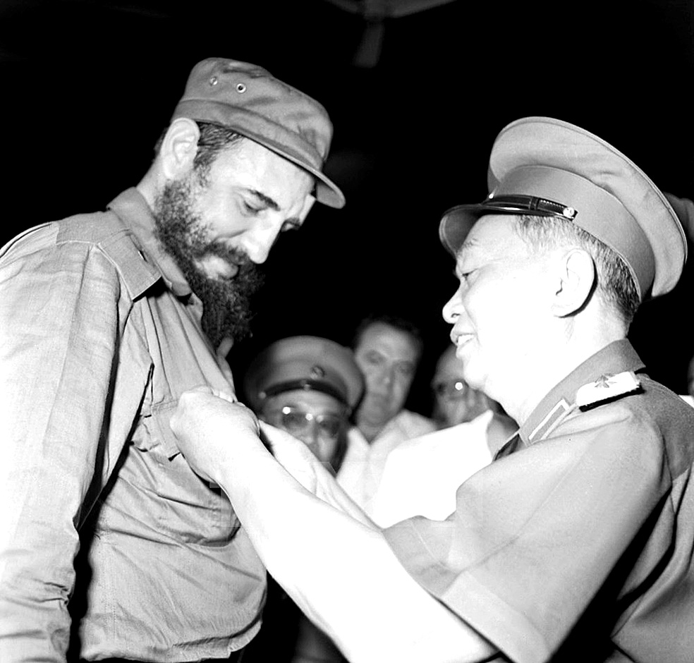 Đại tướng V. Nguyên Giáp tặng lãnh tụ Cuba Fidel Castro huy hiệu “Chiến sĩ Điện Biên Phủ,” nhân chuyến thăm của ông đến Việt Nam, tháng 9-1973.