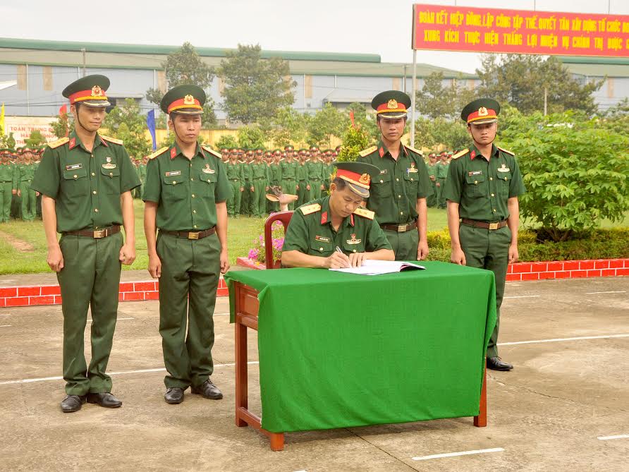 Các liên chi đoàn của Đoàn thanh niên cơ sở Trung đoàn 31 ký giao ước thi đua