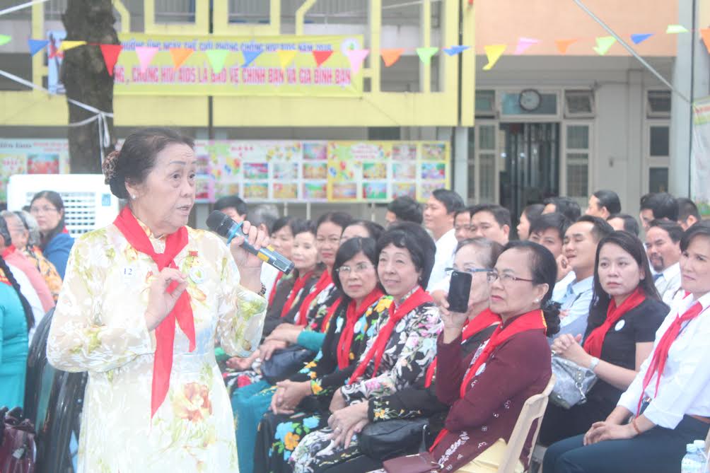 Bà Huỳnh Lang Anh, nguyên lãnh đạo Nhà thiếu nhi chia sẻ tại lễ tuyên dương