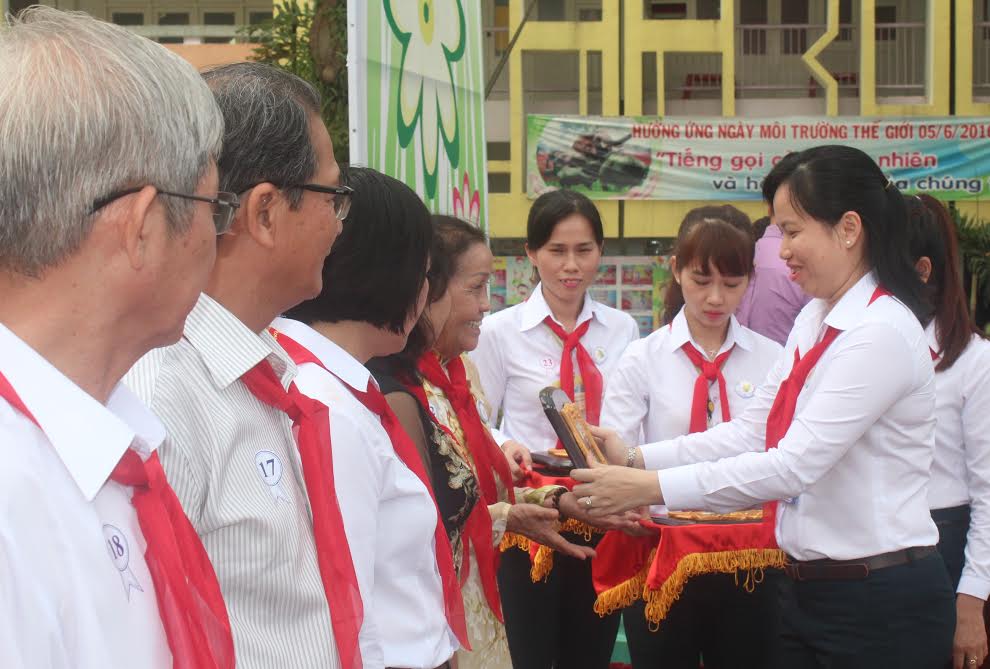  Bà Ngô Thị Hoàng Oanh, Giám đốc Nhà thiếu nhi tỉnh tặng bảng tri ân lãnh đạo Nhà thiếu nhi qua các thời kỳ
