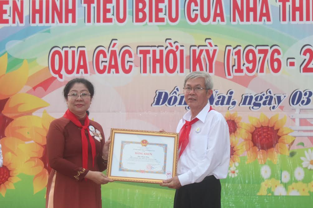 Bà Huỳnh Lệ Giang, Giám đốc Sở GD-ĐT tặng bằng khen của UBND tỉnh cho các cá nhân