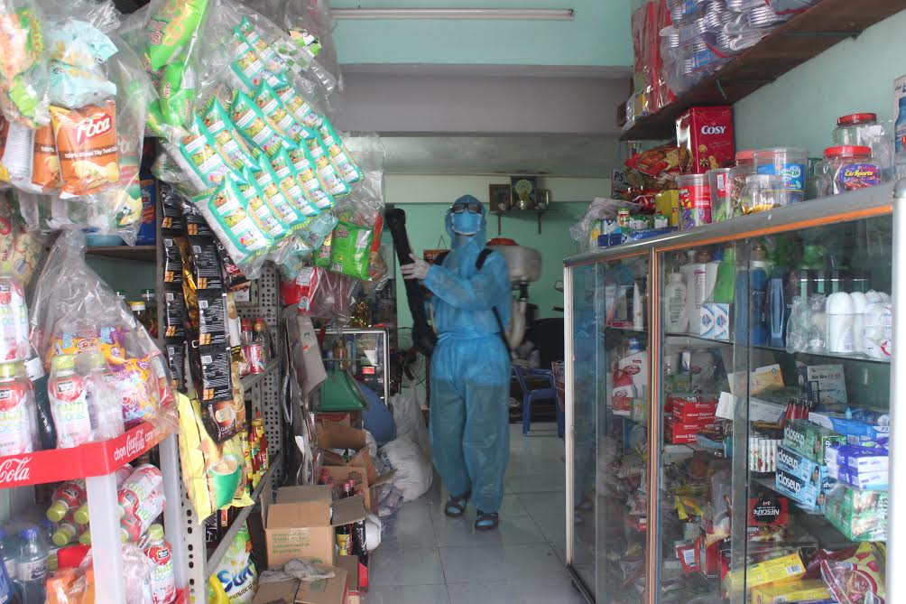 Trung tâm y tế dự phòng Đồng Nai tiến hành phun hóa chất diệt muỗi tại một hộ dân ở KP10, phường An Bình, TP.Biên Hòa.