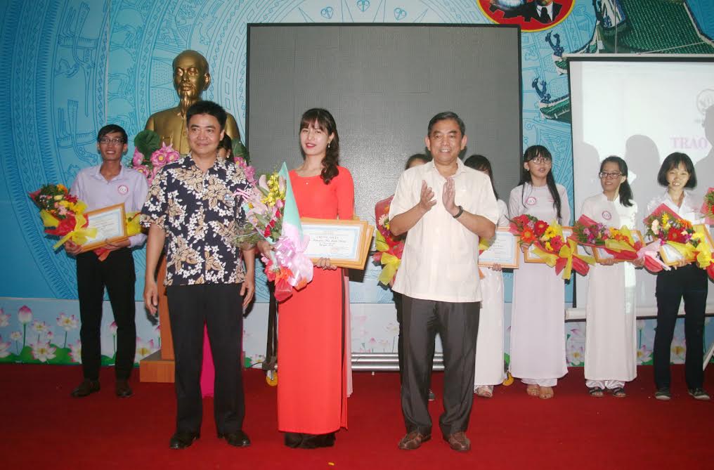 Thí sinh Nguyễn Thị Bích Thủy, sinh viên Trường đại học Đồng Nai được trao giải nhất với câu chuyện “Quả bầu vàng”