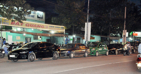 1. Ban đêm, xe ô tô đậu hàng dài trên đường, gây cản trở giao thông, hạn chế tầm nhìn của người tham gia giao thông.