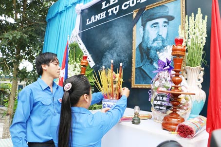 Đoàn viên thanh niên dâng hương lãnh tụ Cuba Fidel Castro tại buổi lễ.