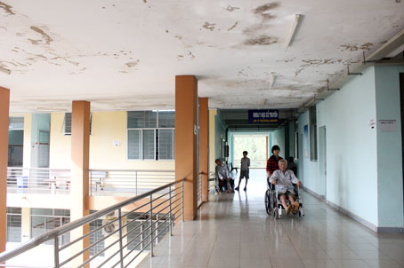 Trần nhà của cơ sở khám, chữa bệnh Trung tâm y tế huyện Thống Nhất bị thấm nước rất nhiều nên thường xuyên rơi vôi vữa xuống đất .
