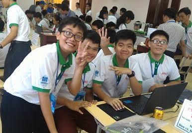 Từ phải qua: Đức Minh, Huy Tùng và Tấn Phong (bìa trái) tại Hội thi Tin học trẻ toàn quốc năm 2016