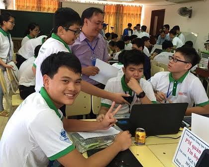 Từ phải qua: Đức Minh, Huy Tùng, Tấn Phong (đứng) trả lời câu hỏi của thành viên Ban giám khảo tại Hội thi Tin học trẻ toàn quốc năm 2016
