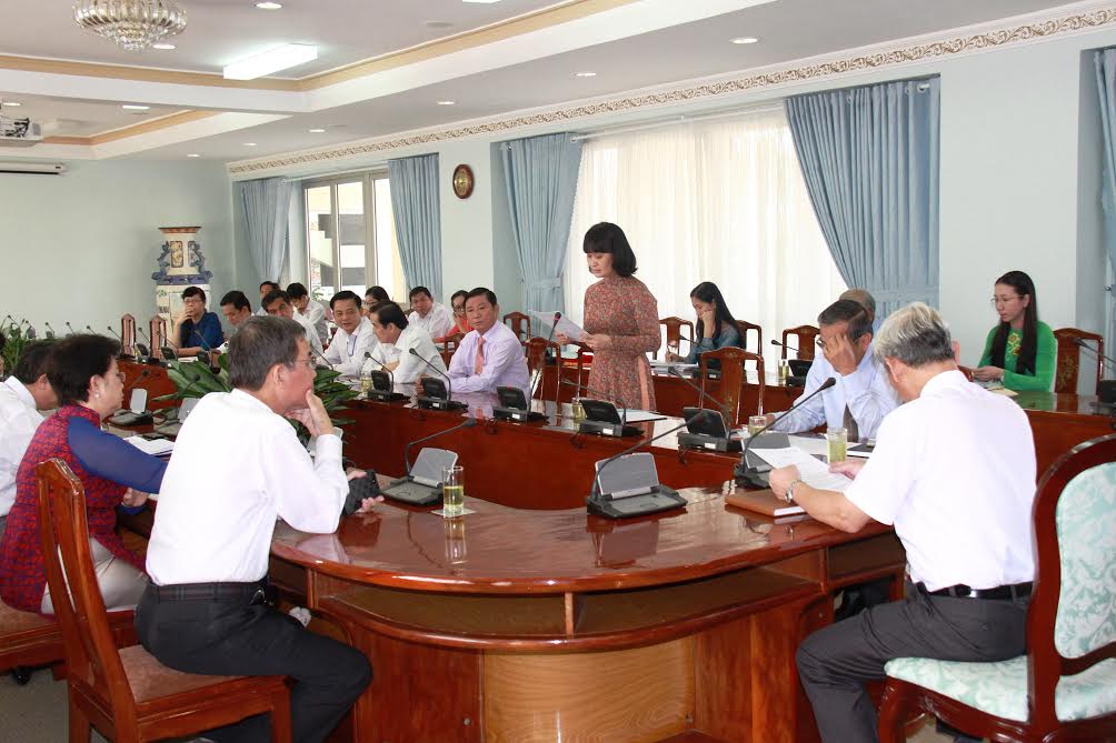 Đồng chí Đặng Minh Nguyệt, Phó ban Tổ chức Tỉnh ủy công bố quyết định về công tác cán bộ của Ban TVTU tại hội nghị