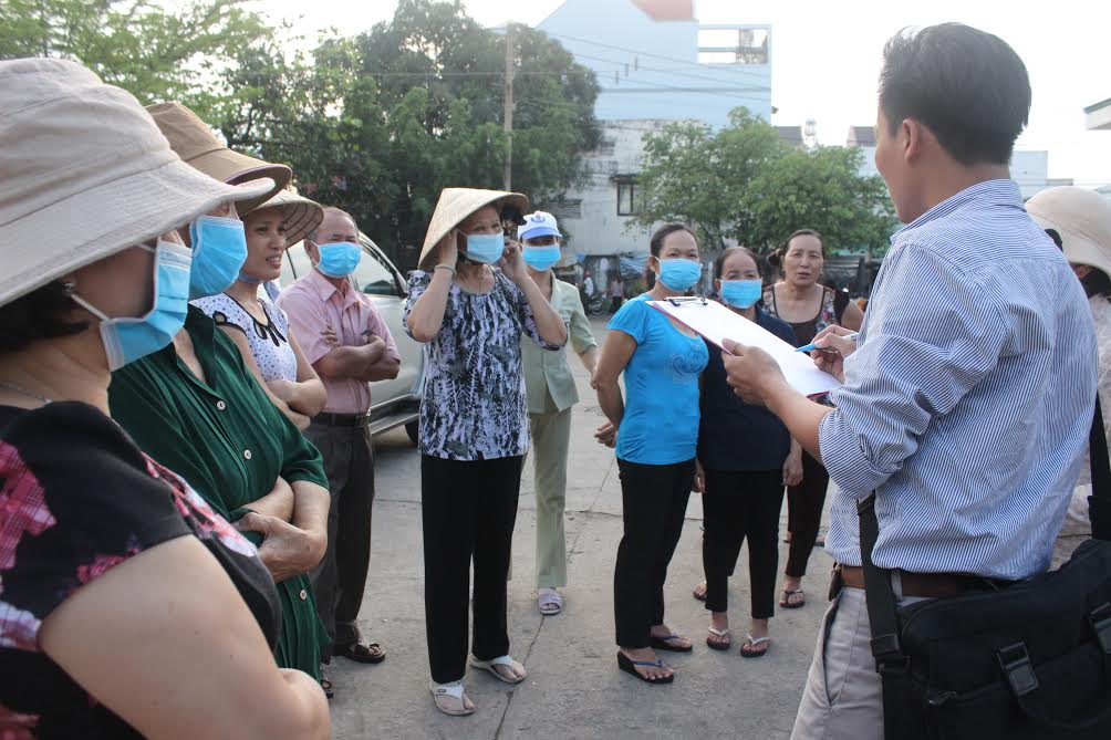 Nhân viên Trung tâm y tế dự phòng Đồng Nai tuyên truyền cho người dân về bệnh do virus Zika