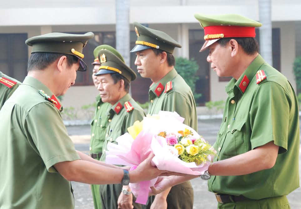 Đại tá Huỳnh Tiến Mạnh, Giám đốc Công an tỉnh, tặng hoa kèm tiền thưởng các đơn vị phá án