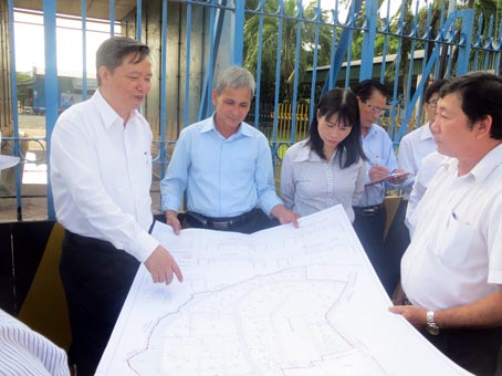 Phó chủ tịch HĐND tỉnh Phạm Ngọc Tuấn (bìa trái) tham gia giám sát tiến độ thực hiện dự án Khu công nghiệp Thạnh Phú, huyện Vĩnh Cửu.
