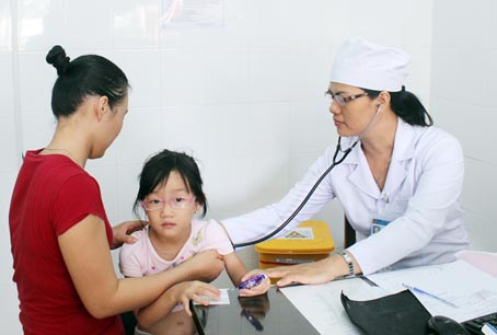 Bác sĩ Trung tâm y tế huyện Thống Nhất khám bệnh cho một bệnh nhi.