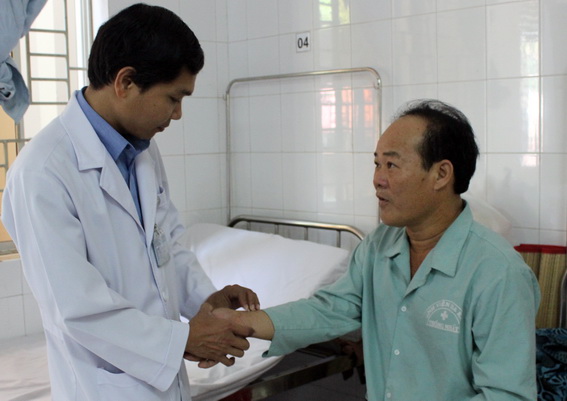 Ông Sính Cắm Sủi, xã Phú Lợi, huyện Định Quán phấn khởi khi được cấp cứu qua cơn nhồi máu cơ tim cấp