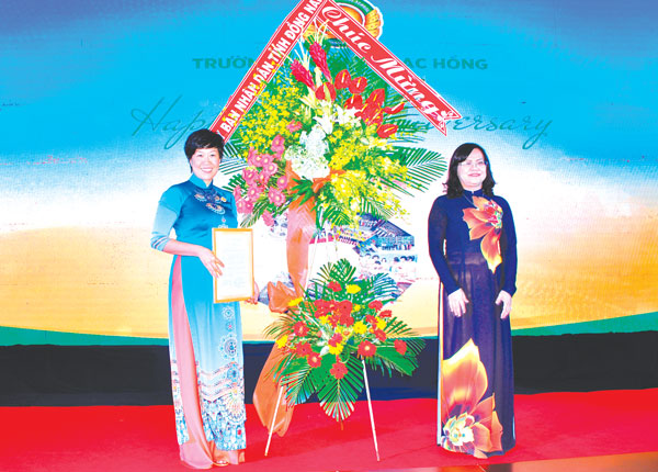 Phó Chủ tịch UBND tỉnh Đồng Nai trao quyết định tặng bằng khen của Thủ tướng Chính phủ cho Trường song ngữ Lạc Hồng, đồng thời tặng lẵng hoa của UBND tỉnh chúc mừng nhà trường.