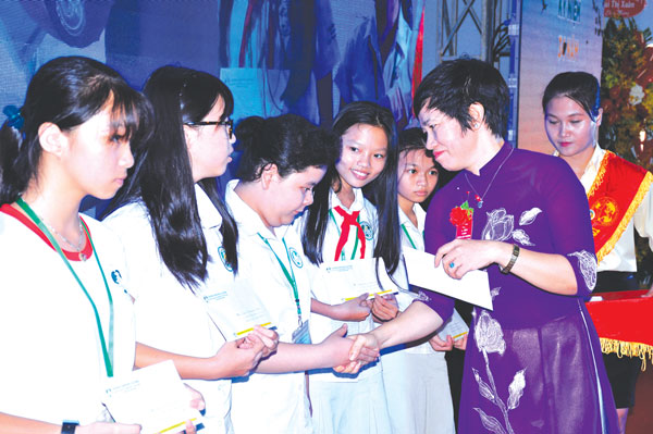 Ban giám hiệu Trường song ngữ Lạc Hồng trao thưởng cho học sinh tham gia cuộc thi viết cảm xúc về trường nhân kỷ niệm 5 năm ngày thành lập.