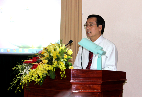 Giám đốc Sở Giao thông - vận tải Trịnh Tuấn Liêm trình bày tờ trình về quy hoạch tổng thể phát triển giao thông vận tải đến năm 2020.