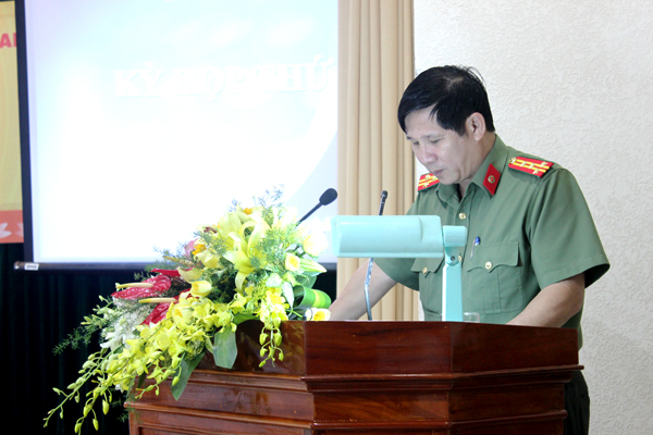 Giám đốc Công an tỉnh Huỳnh Tiến Mạnh trình bày tờ trình về chế độ chính sách cho công an xã, lực lượng dân quân tự vệ.