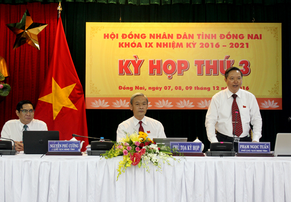 Phó chủ tịch HĐND tỉnh Phạm Ngọc Tuấn phát biểu tại kỳ họp. Ảnh: Ngọc Thư