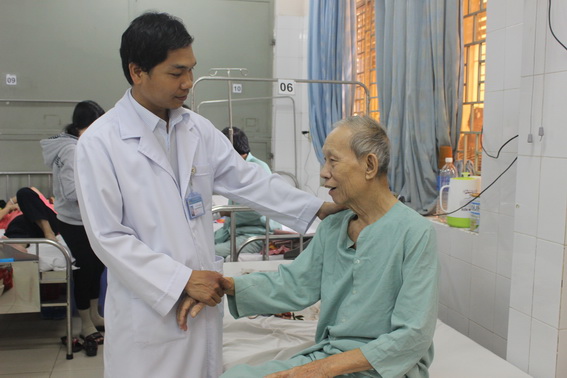 Bệnh nhân Vũ Văn Vọng, 75 tuổi, ngụ tại phường Tân Biên (TP.Biên Hòa) thoát khỏi nguy kịch nhờ 3 lần được làm các kỹ thuật can thiệp tại Bệnh viện đa khoa Thống Nhất, tránh được nguy cơ phẫu thuật, nguy hiểm đến tính mạng bệnh nhân. Ảnh: N.Thư