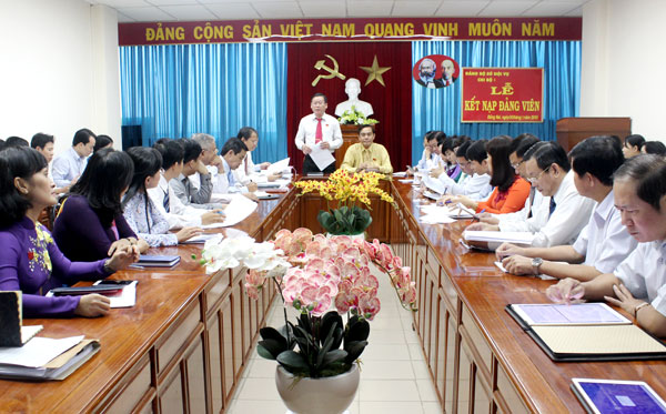 Đại biểu Đào Văn Phước, Bí thư huyện ủy Định Quán thuộc tổ đại biểu đơn vị huyện Định Quán chủ trì thảo luận tổ 4.