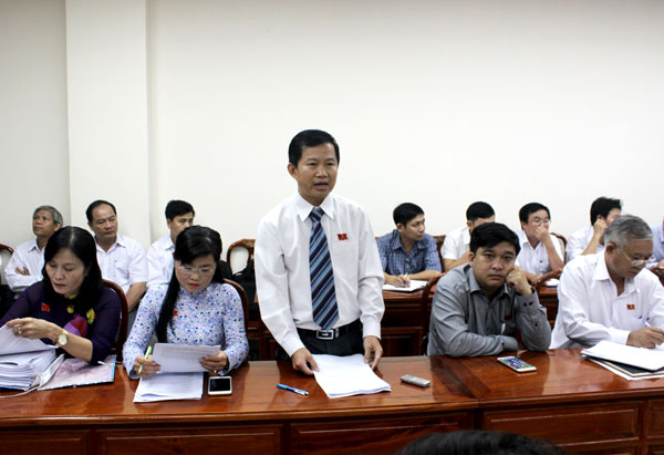 Đại biểu Lâm Thanh Đức, thuộc tổ đại biểu đơn vị huyện Xuân Lộc tham gia thảo luận tổ.