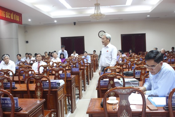 Đồng chí Nguyễn Phú Cường, Bí thư Tỉnh ủy, Chủ tịch HĐND tỉnh phát biểu tại phiên thảo luận tổ 1.