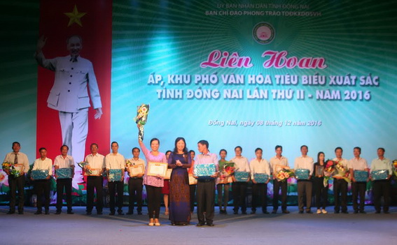 Ban tổ chức trao giải nhất cho đại diện đơn vị huyện Tân Phú
