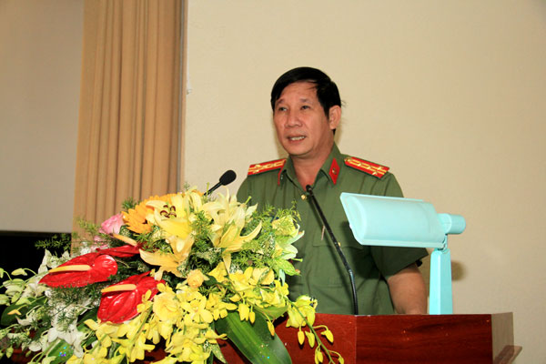 Ông Huỳnh Tiến Mạnh, giám đốc Công an tỉnh, trả lời chất vấn