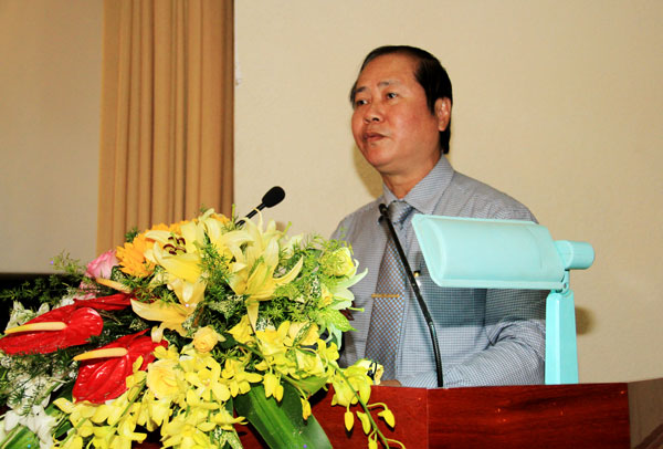 Giám đốc Sở Y tế Huỳnh Minh Hoàn trả lời chất vấn
