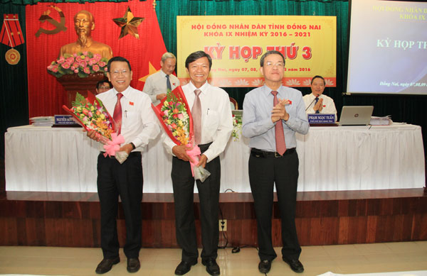 Phó Bí thư Tỉnh ủy, Chủ tịch UBND tỉnh Đinh Quốc Thái (bìa phải) tặng hoa cho ông Phạm Minh Đạo, nguyên Giám đốc Sở Nông nghiệp và phát triển nông thôn, và ông Huỳnh Thành Vinh, Giám đốc Sở Nông nghiệp và phát triển nông thôn 