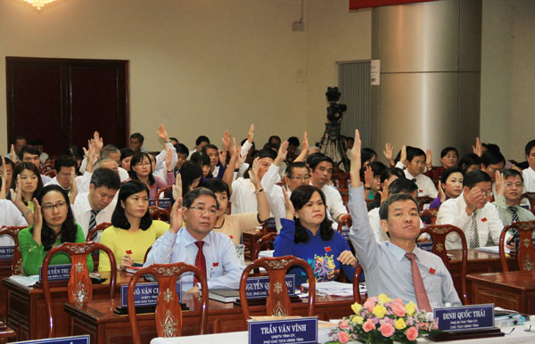 Các đại biểu HĐND tỉnh biểu quyết thông qua các nghị quyết