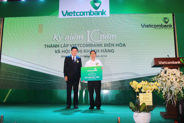 Đại diện Vietcombank Biên Hòa trao 200 triệu đồng cho Quỹ khuyến học Đồng Nai.